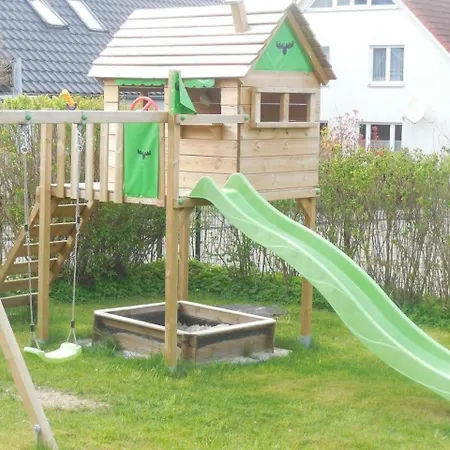 Sauber Und Gross Genug Fur Ganze Familie, 2 Balkone, Kinderspielplatz Mit Garten Laboe