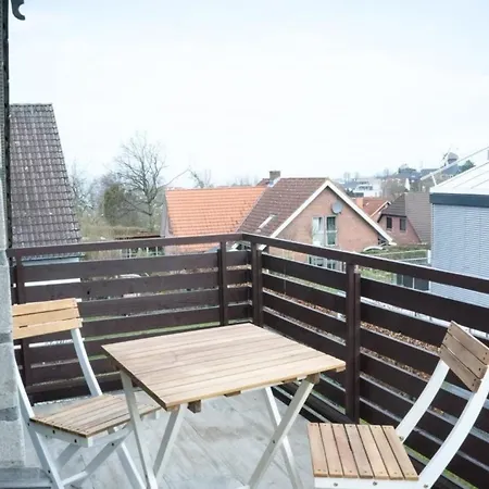 Sauber Und Gross Genug Fur Ganze Familie, 2 Balkone, Kinderspielplatz Mit Garten Laboe
